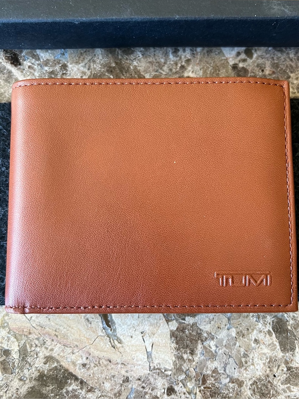 Tumi Men's Tan Leather Bi-Fold Card Modernist Wallet BNIB